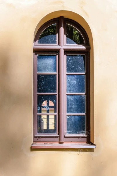 Ett Gammalt Välvt Fönster Med Omgivande Reflektioner Ljusbrun Målad Putsad — Stockfoto