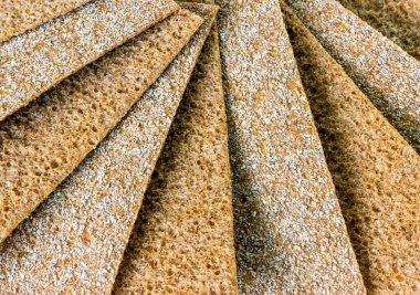 Susamlı ekmek cipsi, kişniş, balkabağı, ay çekirdeği her iki tarafta doku arka planında