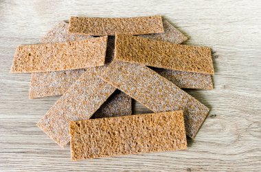 Susamlı ekmek cipsi, kişniş, balkabağı, ayçiçeği...