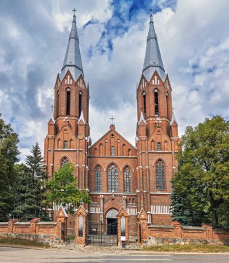 Bereketli yeşilliğin ortasında Havari Evangelist Kilisesi parlak mavi gökyüzüne karşı ayırt edici ikiz kuleleriyle dimdik ayakta duruyor ve etkileyici tasarımını vurguluyor.