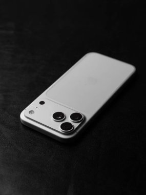 iPhone 17 Pro Max 28 Ekim 2025 'te Bangalore, Hindistan' da gümüş renkli çekim