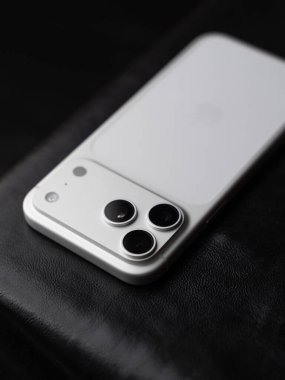 iPhone 17 Pro Max 28 Ekim 2025 'te Bangalore, Hindistan' da gümüş renkli çekim