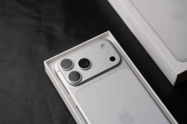 iPhone 17 Pro Max 28 Ekim 2025 'te Bangalore, Hindistan' da gümüş renkli çekim