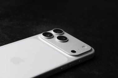 iPhone 17 Pro Max 28 Ekim 2025 'te Bangalore, Hindistan' da gümüş renkli çekim