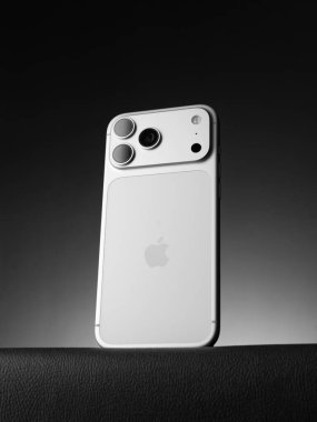 iPhone 17 Pro Max 28 Ekim 2025 'te Bangalore, Hindistan' da gümüş renkli çekim