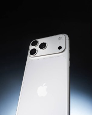 iPhone 17 Pro Max 28 Ekim 2025 'te Bangalore, Hindistan' da gümüş renkli çekim
