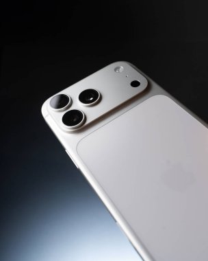 iPhone 17 Pro Max 28 Ekim 2025 'te Bangalore, Hindistan' da gümüş renkli çekim