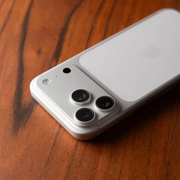 iPhone 17 Pro Max 28 Ekim 2025 'te Bangalore, Hindistan' da gümüş renkli çekim