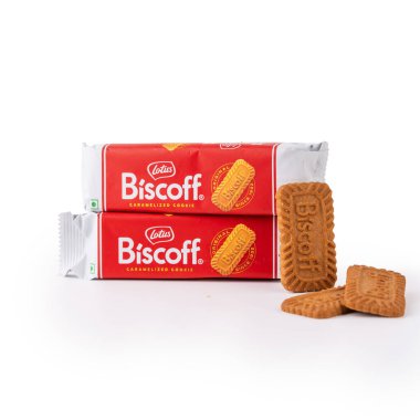 Bangalore, Hindistan - 11 Ocak 2026: Lotus Biscoff, beyaz zemin üzerinde pürüzsüz ve çıtır çıtır bir bisküvi türüdür. İzole edilmiş