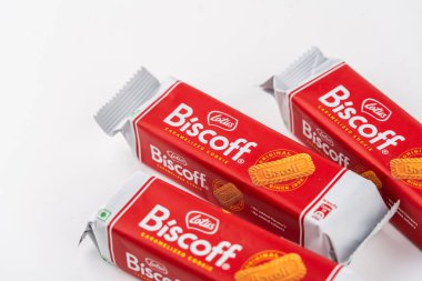 Bangalore, Hindistan - 11 Ocak 2026: Lotus Biscoff, beyaz zemin üzerinde pürüzsüz ve çıtır çıtır bir bisküvi türüdür. İzole edilmiş