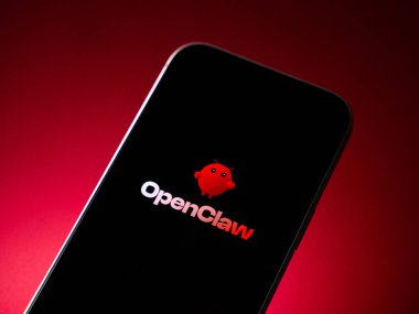 Openclaw logosu, Hindistan 'ın Bangalore kentindeki bir akıllı telefonun ekranında 4 Şubat 2026' da görüntülenmiştir.
