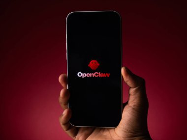 Openclaw logosu, Hindistan 'ın Bangalore kentindeki bir akıllı telefonun ekranında 4 Şubat 2026' da görüntülenmiştir.