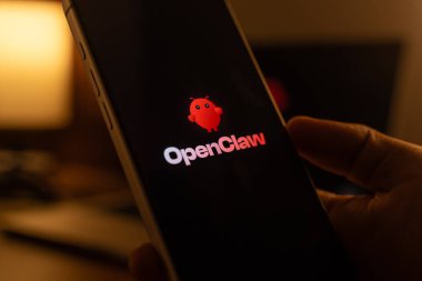 Openclaw logosu, Hindistan 'ın Bangalore kentindeki bir akıllı telefonun ekranında 4 Şubat 2026' da görüntülenmiştir.