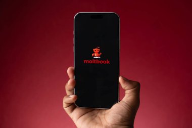 Moltbook logosu, Hindistan 'ın Bangalore kentindeki bir akıllı telefonun ekranında 4 Şubat 2026' da sergilenmektedir.