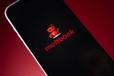 Moltbook logosu, Hindistan 'ın Bangalore kentindeki bir akıllı telefonun ekranında 4 Şubat 2026' da sergilenmektedir.