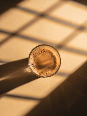 Hint çayı cam bardaklarda servis edilir, aromalı metal bir çaydanlıkta demlenir..