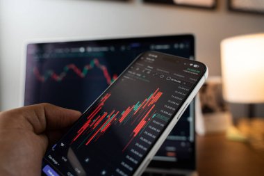 Ticaret şeması 4 Şubat 2026 'da Bangalore, Hindistan' da telefon ekranında.