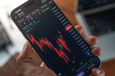 Ticaret şeması 4 Şubat 2026 'da Bangalore, Hindistan' da telefon ekranında.