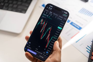 Ticaret şeması 4 Şubat 2026 'da Bangalore, Hindistan' da telefon ekranında.