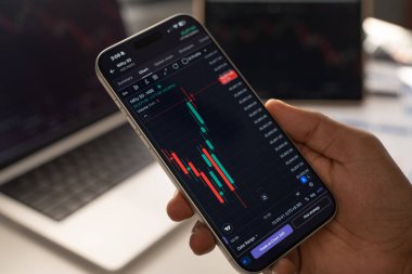 Ticaret şeması 4 Şubat 2026 'da Bangalore, Hindistan' da telefon ekranında.