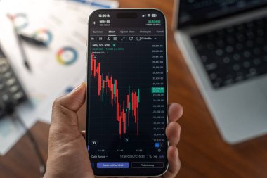 Ticaret şeması 4 Şubat 2026 'da Bangalore, Hindistan' da telefon ekranında.