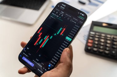 Ticaret şeması 4 Şubat 2026 'da Bangalore, Hindistan' da telefon ekranında.