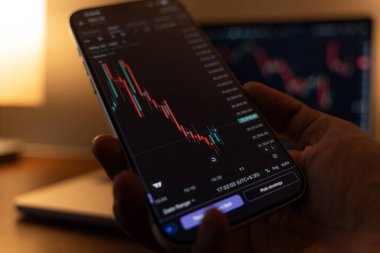 Ticaret şeması 4 Şubat 2026 'da Bangalore, Hindistan' da telefon ekranında.