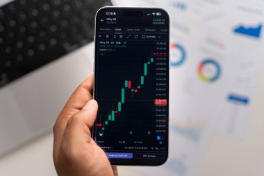 Ticaret şeması 4 Şubat 2026 'da Bangalore, Hindistan' da telefon ekranında.