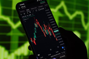 Ticaret şeması 4 Şubat 2026 'da Bangalore, Hindistan' da telefon ekranında.