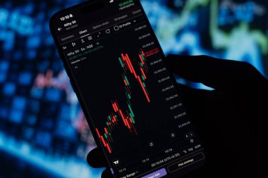 Ticaret şeması 4 Şubat 2026 'da Bangalore, Hindistan' da telefon ekranında.