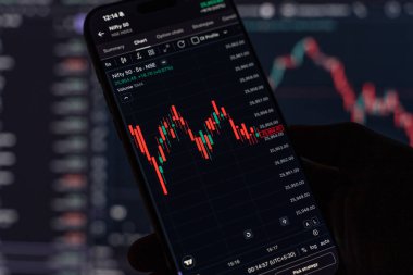 Ticaret şeması 4 Şubat 2026 'da Bangalore, Hindistan' da telefon ekranında.