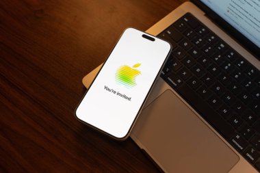 Apple etkinlik davetiyesi logosu 12 Şubat 2026 'da Hindistan' ın Bangalore kentindeki bir akıllı telefonun ekranında sergilenmektedir.