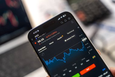 Avustralya Menkul Kıymetler Borsası veya ASX logosu 12 Şubat 2026 'da Hindistan' ın Bangalore kentindeki bir akıllı telefonun ekranında sergilenmektedir.