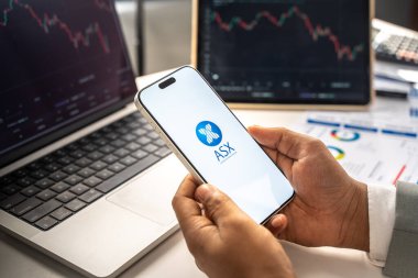 Avustralya Menkul Kıymetler Borsası veya ASX logosu 12 Şubat 2026 'da Hindistan' ın Bangalore kentindeki bir akıllı telefonun ekranında sergilenmektedir.