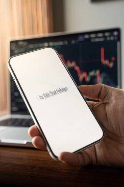 Baltık borsası logosu 12 Şubat 2026 'da Hindistan' ın Bangalore kentindeki bir akıllı telefonun ekranında sergilenmektedir.