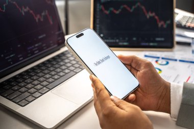 Baltık borsası logosu 12 Şubat 2026 'da Hindistan' ın Bangalore kentindeki bir akıllı telefonun ekranında sergilenmektedir.