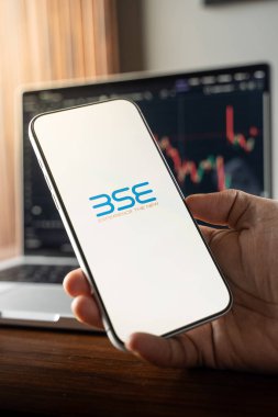 Bombay Menkul Kıymetler Borsası veya BSE logosu 12 Şubat 2026 'da Hindistan' ın Bangalore kentindeki bir akıllı telefonun ekranında sergilenmektedir.