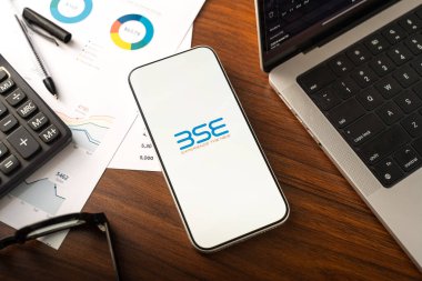 Bombay Menkul Kıymetler Borsası veya BSE logosu 12 Şubat 2026 'da Hindistan' ın Bangalore kentindeki bir akıllı telefonun ekranında sergilenmektedir.