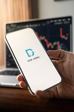 Dow Jones logosu 12 Şubat 2026 'da Hindistan' ın Bangalore şehrinde bir akıllı telefonun ekranında sergilenmektedir.