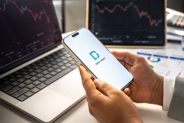 Dow Jones logosu 12 Şubat 2026 'da Hindistan' ın Bangalore şehrinde bir akıllı telefonun ekranında sergilenmektedir.