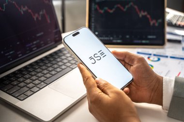 JSE veya Johannesburg Menkul Kıymetler Borsası logosu 12 Şubat 2026 'da Hindistan' ın Bangalore kentindeki bir akıllı telefon ekranında sergilenmektedir.