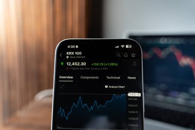 KRX veya Kore Borsası logosu 12 Şubat 2026 'da Hindistan' ın Bangalore kentindeki bir akıllı telefon ekranında görüntülenmektedir.