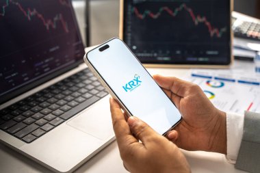 KRX veya Kore Borsası logosu 12 Şubat 2026 'da Hindistan' ın Bangalore kentindeki bir akıllı telefon ekranında görüntülenmektedir.