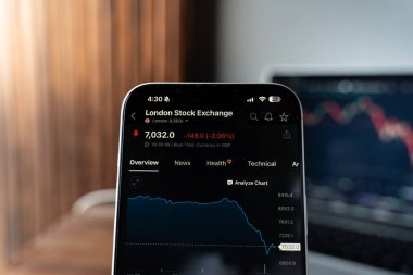 Londra Menkul Kıymetler Borsası logosu 12 Şubat 2026 'da Hindistan' ın Bangalore kentindeki bir akıllı telefonun ekranında sergilenmektedir.
