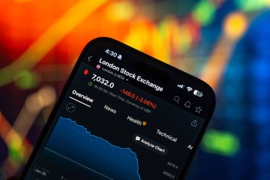 Londra Menkul Kıymetler Borsası logosu 12 Şubat 2026 'da Hindistan' ın Bangalore kentindeki bir akıllı telefonun ekranında sergilenmektedir.