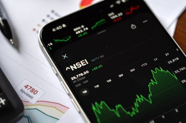 Ulusal Borsa veya NSE logosu 12 Şubat 2026 'da Hindistan' ın Bangalore kentinde bir akıllı telefonun ekranında sergilenmektedir.