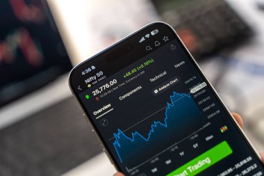 Ulusal Borsa veya NSE logosu 12 Şubat 2026 'da Hindistan' ın Bangalore kentinde bir akıllı telefonun ekranında sergilenmektedir.