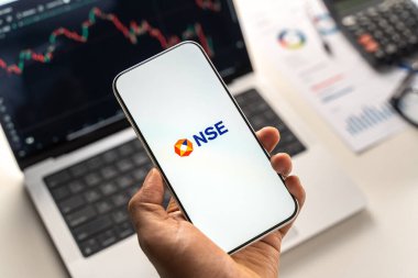 Ulusal Borsa veya NSE logosu 12 Şubat 2026 'da Hindistan' ın Bangalore kentinde bir akıllı telefonun ekranında sergilenmektedir.