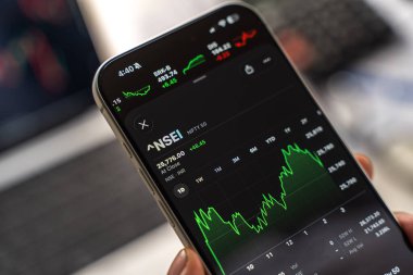 Ulusal Borsa veya NSE logosu 12 Şubat 2026 'da Hindistan' ın Bangalore kentinde bir akıllı telefonun ekranında sergilenmektedir.