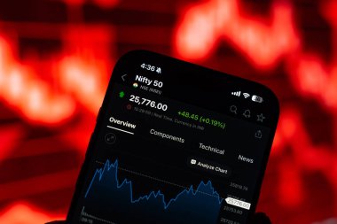 Ulusal Borsa veya NSE logosu 12 Şubat 2026 'da Hindistan' ın Bangalore kentinde bir akıllı telefonun ekranında sergilenmektedir.